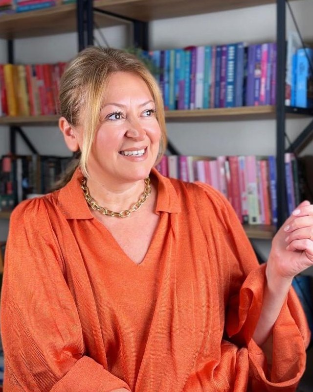 Ebru Feza Yeğengil eğitim verirken